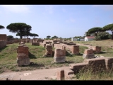 04533 ostia - regio i - insula xiv - caseggiato (i,xiv,7) - raum 1 und raum 2 von sueden - treppe - raum 3 von sueden - bli ri westen - gesehen von der via degli horrea epagathiana - 09-2023.jpg